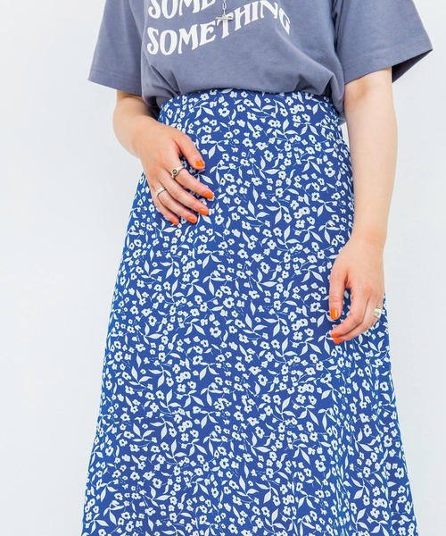 w closet（ダブルクローゼット）の「小花柄マーメイドスカート（スカート・レディース・オレンジ/ホワイト×ブルー/ホワイト×ブラック/ブラック×ホワイト/ホワイト×グリーン・FREE）」の15枚目の写真