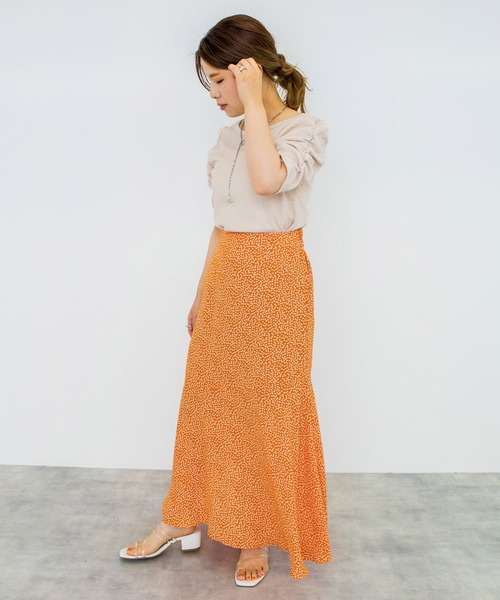 w closet（ダブルクローゼット）の「小花柄マーメイドスカート（スカート・レディース・オレンジ/ホワイト×ブルー/ホワイト×ブラック/ブラック×ホワイト/ホワイト×グリーン・FREE）」の16枚目の写真