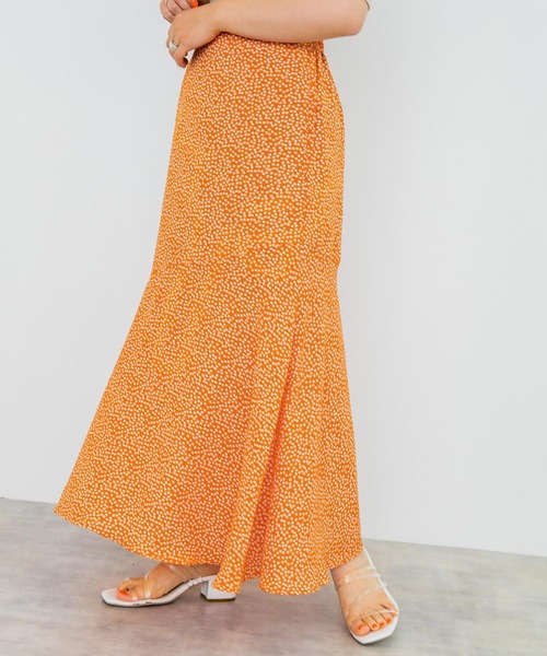 w closet（ダブルクローゼット）の「小花柄マーメイドスカート（スカート・レディース・オレンジ/ホワイト×ブルー/ホワイト×ブラック/ブラック×ホワイト/ホワイト×グリーン・FREE）」の17枚目の写真