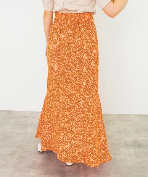 w closet（ダブルクローゼット）の「小花柄マーメイドスカート（スカート・レディース・オレンジ/ホワイト×ブルー/ホワイト×ブラック/ブラック×ホワイト/ホワイト×グリーン・FREE）」の18枚目の写真