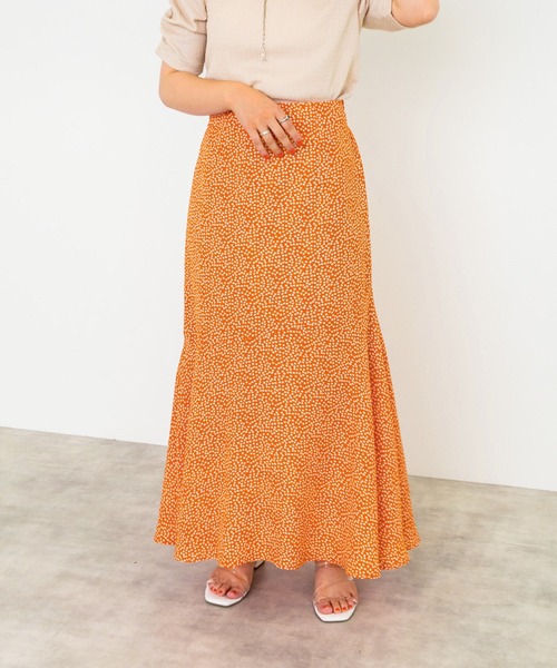 w closet（ダブルクローゼット）の「小花柄マーメイドスカート（スカート・レディース・オレンジ/ホワイト×ブルー/ホワイト×ブラック/ブラック×ホワイト/ホワイト×グリーン・FREE）」の19枚目の写真