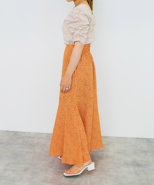 w closet（ダブルクローゼット）の「小花柄マーメイドスカート（スカート・レディース・オレンジ/ホワイト×ブルー/ホワイト×ブラック/ブラック×ホワイト/ホワイト×グリーン・FREE）」の20枚目の写真