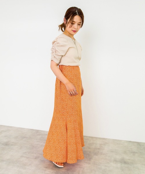 w closet（ダブルクローゼット）の「小花柄マーメイドスカート（スカート・レディース・オレンジ/ホワイト×ブルー/ホワイト×ブラック/ブラック×ホワイト/ホワイト×グリーン・FREE）」の22枚目の写真