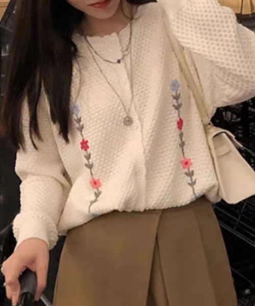 Twinkle;pm（トゥインクルピーエム）の「花柄刺繍ニットカーディガン（カーディガン/ボレロ・レディース・グレー/ホワイト/イエロー・FREE）」の2枚目の写真