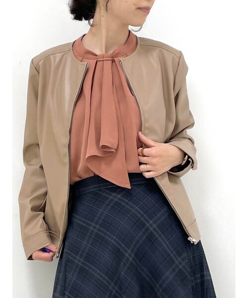 DRESKIP（ドレスキップ）の「◆メタル使いボウタイブラウス（シャツ/ブラウス・レディース・ホワイト系3/ダークブラウン系/ライトベージュ/ブラック系/ブラック/ダークオレンジ・01/02/04/03）」の12枚目の写真