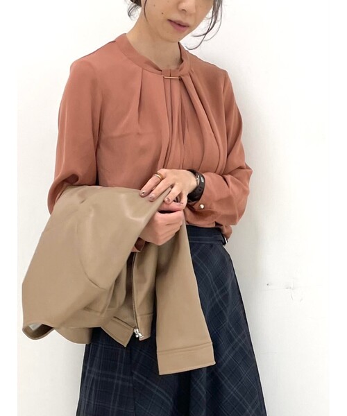 DRESKIP（ドレスキップ）の「◆メタル使いボウタイブラウス（シャツ/ブラウス・レディース・ホワイト系3/ダークブラウン系/ライトベージュ/ブラック系/ブラック/ダークオレンジ・01/02/04/03）」の11枚目の写真