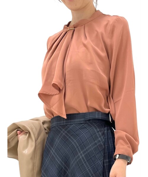 DRESKIP（ドレスキップ）の「◆メタル使いボウタイブラウス（シャツ/ブラウス・レディース・ホワイト系3/ダークブラウン系/ライトベージュ/ブラック系/ブラック/ダークオレンジ・01/02/04/03）」の14枚目の写真