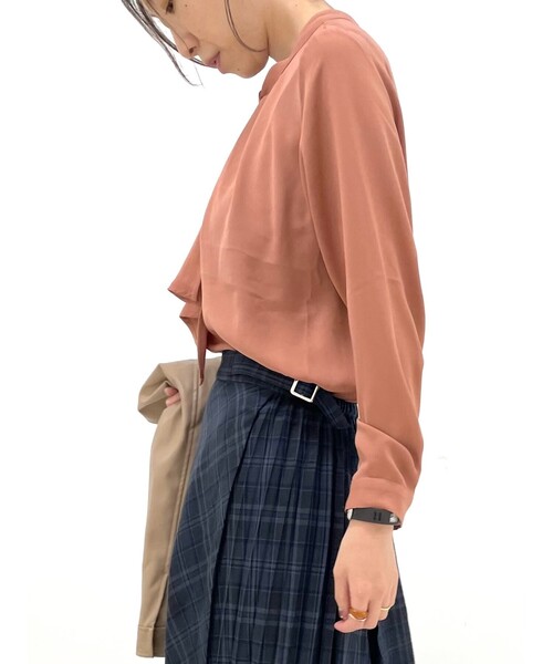 DRESKIP（ドレスキップ）の「◆メタル使いボウタイブラウス（シャツ/ブラウス・レディース・ホワイト系3/ダークブラウン系/ライトベージュ/ブラック系/ブラック/ダークオレンジ・01/02/04/03）」の8枚目の写真