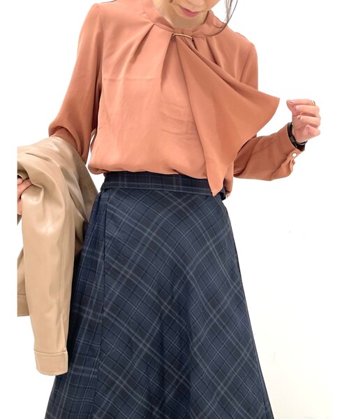 DRESKIP（ドレスキップ）の「◆メタル使いボウタイブラウス（シャツ/ブラウス・レディース・ホワイト系3/ダークブラウン系/ライトベージュ/ブラック系/ブラック/ダークオレンジ・01/02/04/03）」の13枚目の写真