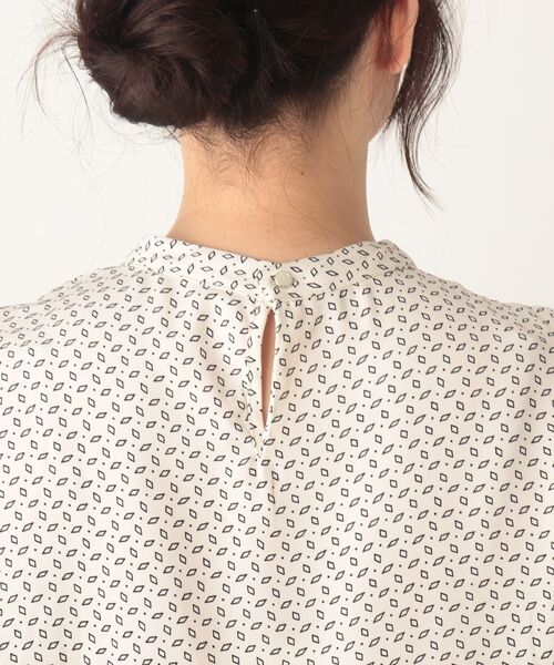 DRESKIP（ドレスキップ）の「◆メタル使いボウタイブラウス（シャツ/ブラウス・レディース・ホワイト系3/ダークブラウン系/ライトベージュ/ブラック系/ブラック/ダークオレンジ・01/02/04/03）」の19枚目の写真