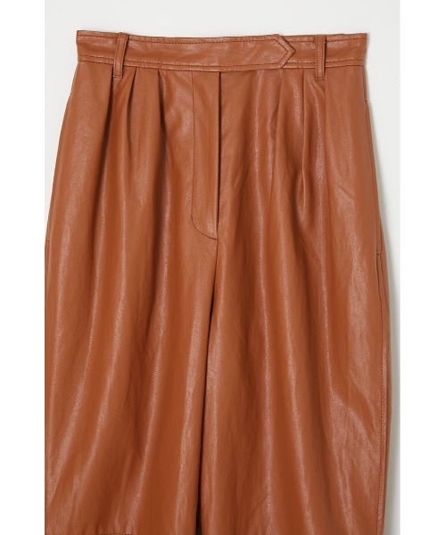 MOUSSY(マウジー)の「FAUX LEATHER FRONT TUCK パンツ(その他パンツ・レディース・ブラウン/ネイビー・0/2/1)」の5枚目の写真