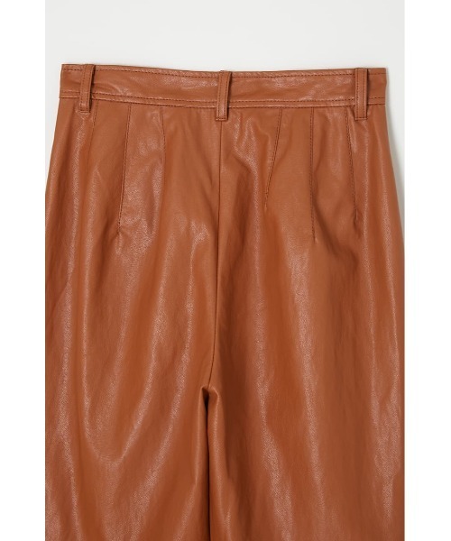 MOUSSY(マウジー)の「FAUX LEATHER FRONT TUCK パンツ(その他パンツ・レディース・ブラウン/ネイビー・0/2/1)」の7枚目の写真