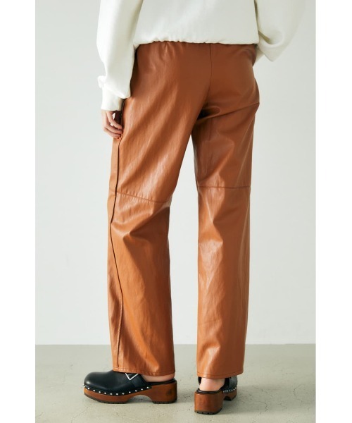 MOUSSY(マウジー)の「FAUX LEATHER FRONT TUCK パンツ(その他パンツ・レディース・ブラウン/ネイビー・0/2/1)」の10枚目の写真