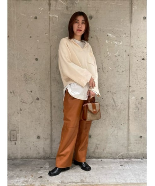 MOUSSY(マウジー)の「FAUX LEATHER FRONT TUCK パンツ(その他パンツ・レディース・ブラウン/ネイビー・0/2/1)」の16枚目の写真