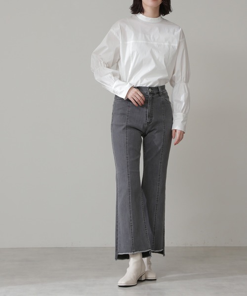 N.(N. Natural Beauty Basic)(エヌエヌナチュラルビューティーベーシック)の「【S Size Line】◆カットオフフレアデニムパンツ(デニムパンツ・レディース・ブラック系その他/ライトインディゴブルー・SMALL/MEDIUM)」の2枚目の写真