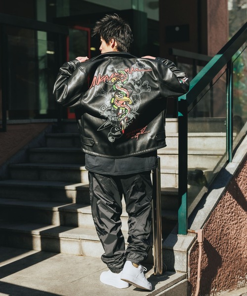 Ed Hardy(エドハーディー)の「UNKNOWN/アンノウン × Ed Hardy/エドハーディー コラボ MULTI PATCHES LEATHER JACKET PUレザー レザージャケット ロゴ刺繍(ライダースジャケット・メンズ・ブラック・XL/L/M)」の7枚目の写真