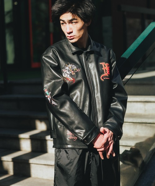 Ed Hardy(エドハーディー)の「UNKNOWN/アンノウン × Ed Hardy/エドハーディー コラボ MULTI PATCHES LEATHER JACKET PUレザー レザージャケット ロゴ刺繍(ライダースジャケット・メンズ・ブラック・XL/L/M)」の3枚目の写真