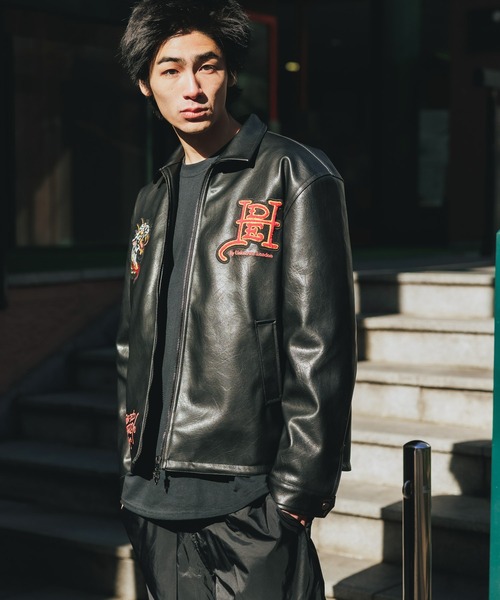 Ed Hardy(エドハーディー)の「UNKNOWN/アンノウン × Ed Hardy/エドハーディー コラボ MULTI PATCHES LEATHER JACKET PUレザー レザージャケット ロゴ刺繍(ライダースジャケット・メンズ・ブラック・XL/L/M)」の4枚目の写真