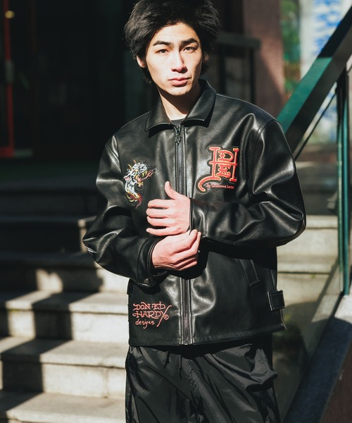 Ed Hardy(エドハーディー)の「UNKNOWN/アンノウン × Ed Hardy/エドハーディー コラボ MULTI PATCHES LEATHER JACKET PUレザー レザージャケット ロゴ刺繍(ライダースジャケット・メンズ・ブラック・XL/L/M)」の2枚目の写真