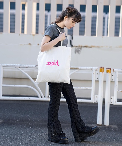 X-girl(エックスガール)の「MILLS LOGO TOTE BAG/ミルズロゴ トートバッグ(トートバッグ・レディース・ホワイト/ベージュ/ブルー・ONE SIZE)」の6枚目の写真