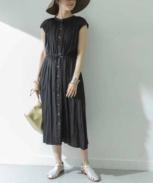 URBAN RESEARCH（アーバンリサーチ）の「フレンチスリーブヴィンテージサテンドロストワンピース（ワンピース・レディース・ブラウン/ベージュ系その他/ブラック・FREE）」の2枚目の写真