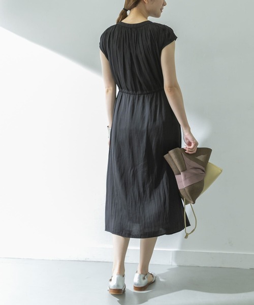 URBAN RESEARCH（アーバンリサーチ）の「フレンチスリーブヴィンテージサテンドロストワンピース（ワンピース・レディース・ブラウン/ベージュ系その他/ブラック・FREE）」の17枚目の写真