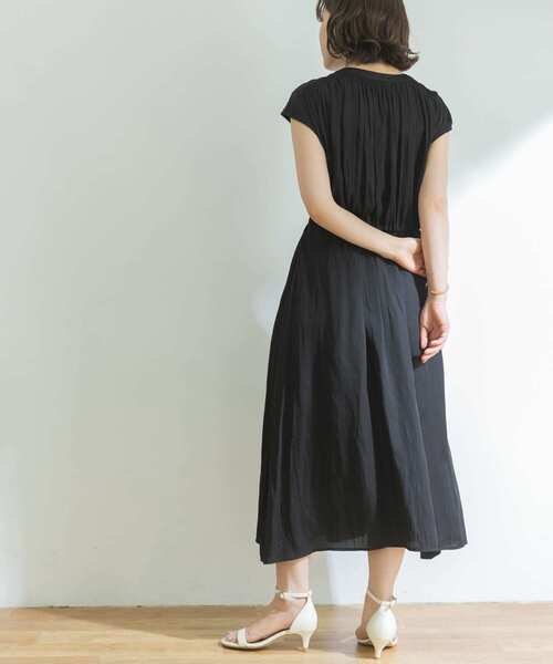 URBAN RESEARCH（アーバンリサーチ）の「フレンチスリーブヴィンテージサテンドロストワンピース（ワンピース・レディース・ブラウン/ベージュ系その他/ブラック・FREE）」の21枚目の写真