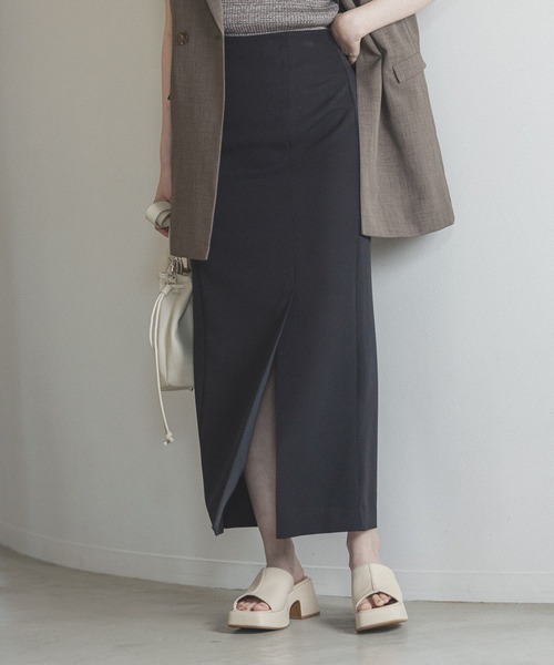 Andemiu（アンデミュウ）の「スリットＩラインスカート296425（スカート・レディース・ブラック/ベージュ/ブラウン/カーキ・S/M/ONE SIZE）」の2枚目の写真