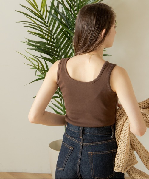 ANGIE(アンジー)の「【前後2WAY】スクエアネックリブタンクトップ(タンクトップ・レディース・ブラック/ブラウン/オフホワイト/カーキ/オレンジ・FREE)」の3枚目の写真