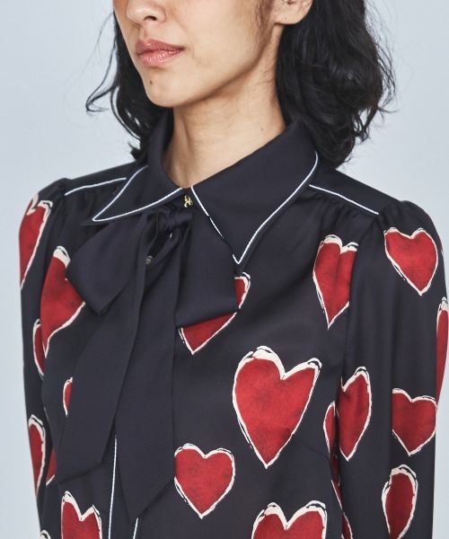 DOUBLE STANDARD CLOTHING(ダブルスタンダードクロージング)の「ハート柄サテンボウタイブラウス(シャツ/ブラウス・レディース・ブラック×レッド・38/36)」の4枚目の写真