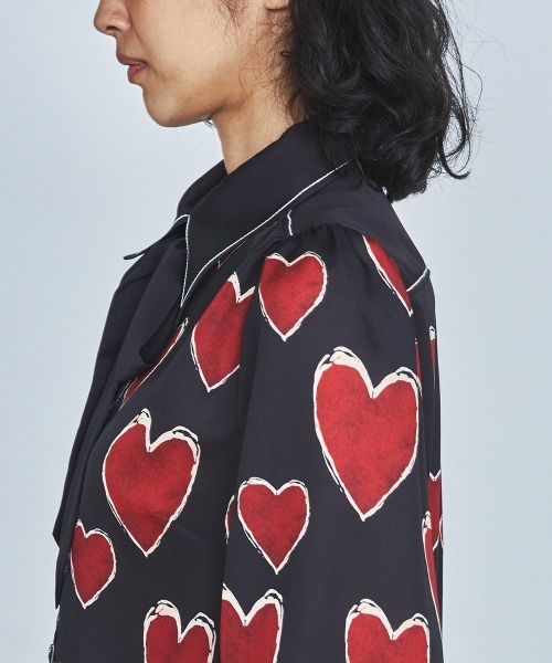 DOUBLE STANDARD CLOTHING(ダブルスタンダードクロージング)の「ハート柄サテンボウタイブラウス(シャツ/ブラウス・レディース・ブラック×レッド・38/36)」の8枚目の写真