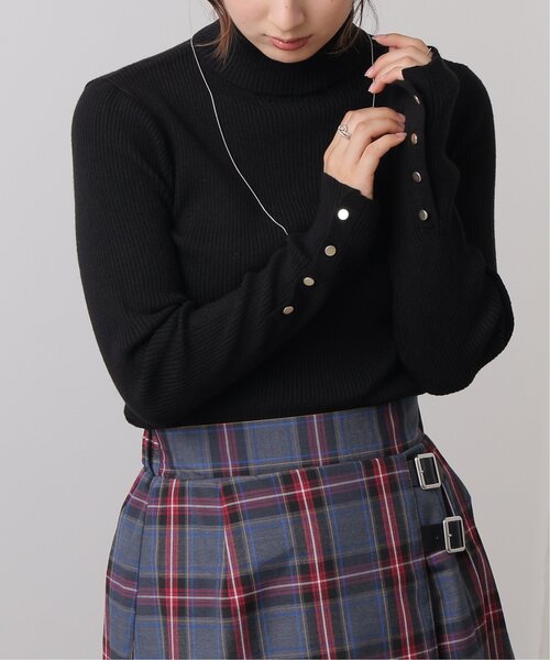 frames RAY CASSIN(フレームスレイカズン)の「袖口ボタン開き リブタートルプルオーバー(ニット/セーター・レディース・ブラック/ベージュ/レッド/オフホワイト/サックスブルー/イエロー/グリーン/ブラウン・FREE)」の9枚目の写真