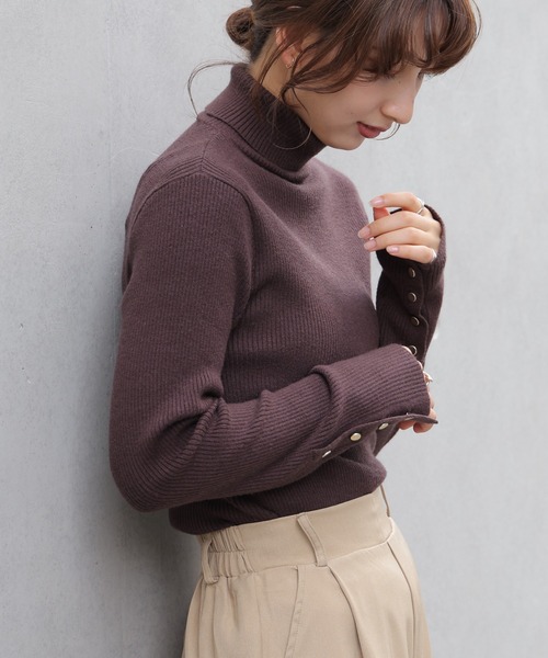 frames RAY CASSIN(フレームスレイカズン)の「袖口ボタン開き リブタートルプルオーバー(ニット/セーター・レディース・ブラック/ベージュ/レッド/オフホワイト/サックスブルー/イエロー/グリーン/ブラウン・FREE)」の3枚目の写真