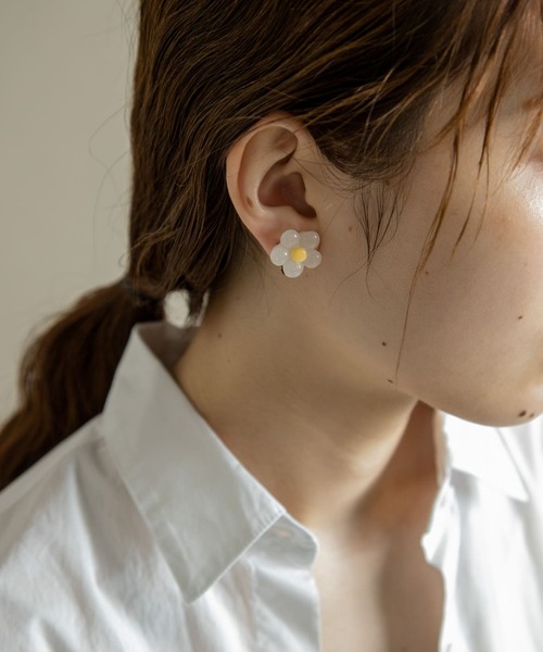 SMELLY(スメリー)の「カラーミニフラワーイヤリング(イヤリング・レディース・ホワイト/オレンジ・-)」の7枚目の写真
