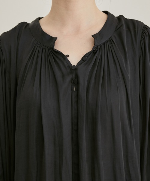 VIS（ビス）の「【洗える】【前後2WAY】サテンギャザースタンドブラウス（シャツ/ブラウス・レディース・パープル/ネイビー/ベージュ系その他/キナリ/ピンク系その他2・FREE）」の9枚目の写真