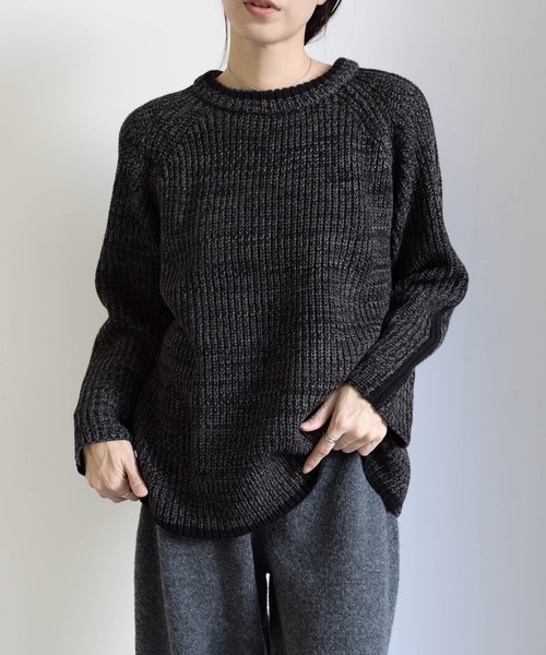select MOCA(セレクトモカ)の「袖ラインクルーネックニット(ニット/セーター・レディース・ブラック/ブラウン/グリーン・FREE)」の1枚目の写真