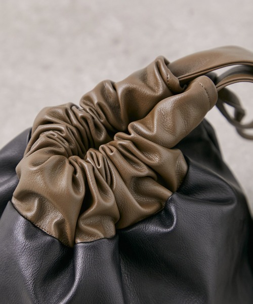 PUBLIC TOKYO（パブリックトウキョウ）の「2WAYエコレザー巾着バッグ（ハンドバッグ・レディース・ホワイト/シルバー/ブラック/ライム・FREE）」の6枚目の写真