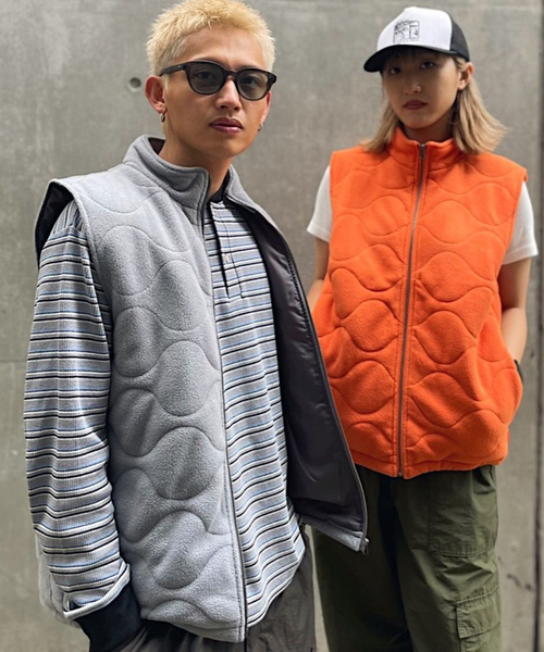 Oriens JOURNAL STANDARD（オリエンス ジャーナルスタンダード）の「キルトフリースベスト / Quilt Fleece Vest（その他アウター・メンズ・グレー/ネイビー/オレンジ・MEDIUM/LARGE）」の2枚目の写真