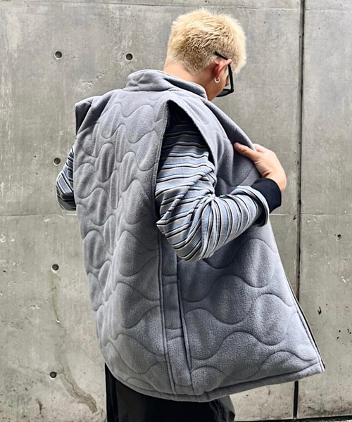 Oriens JOURNAL STANDARD（オリエンス ジャーナルスタンダード）の「キルトフリースベスト / Quilt Fleece Vest（その他アウター・メンズ・グレー/ネイビー/オレンジ・MEDIUM/LARGE）」の4枚目の写真