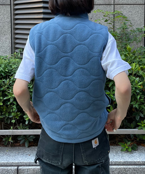 Oriens JOURNAL STANDARD（オリエンス ジャーナルスタンダード）の「キルトフリースベスト / Quilt Fleece Vest（その他アウター・メンズ・グレー/ネイビー/オレンジ・MEDIUM/LARGE）」の5枚目の写真