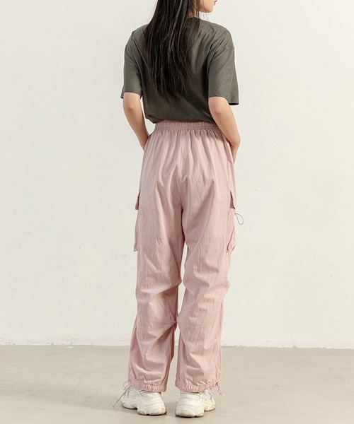 DAY CLOSET（デイ クローゼット）の「【ドローコード調節可能】ストリートからゆるっと愛されまで。メンズライクルーズカーゴパンツ レディース（カーゴパンツ・レディース・グレー/ブラック/カーキ/ベージュ/アイボリー/ライトカーキ/ピンク・S/M/L）」の16枚目の写真
