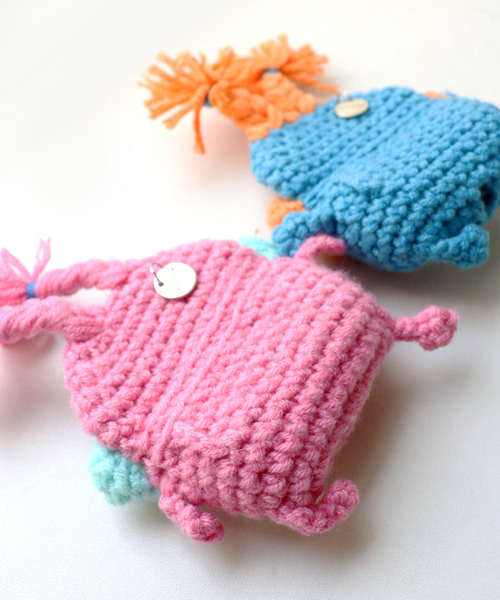 macaroni edge（マカロニエッジ）の「〈macaroni edge/マカロニエッジ〉毛糸のマスコット エアポッズケース(AirPods/AirPodsPro)（ヘッドフォン/イヤホン・レディース・レッド系/ピンク系2/ブルー系/ライトグリーン系/ベージュ系/オレンジ系/マルチ/ピンク系/ブラック系/サーモンピンク/パープル/エメラルド/ライトブルー/ライトグリーン/ライトベージュ/イエロー系・1/2/3/4）」の22枚目の写真