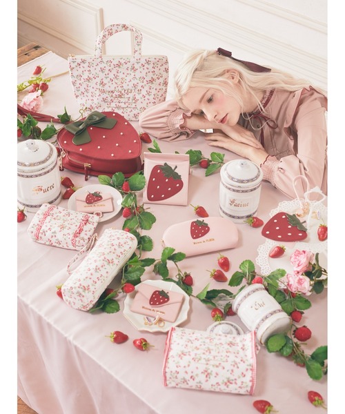Maison de FLEUR（メゾンドフルール）の「いちごプリントボトルケース