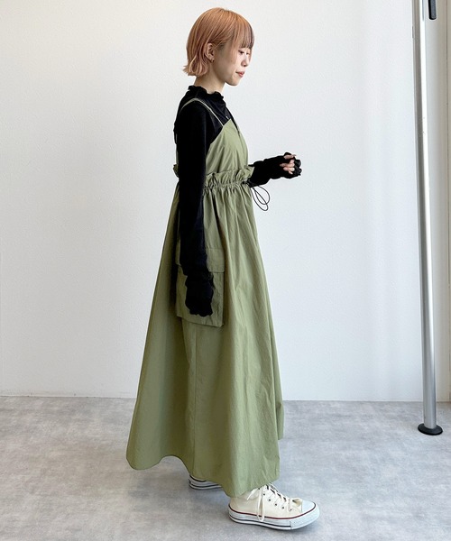w closet(ダブルクローゼット)の「フィンガーホールボトルネックプルオーバー(その他トップス・レディース・ブラック/オフホワイト/ピンク・FREE)」の10枚目の写真