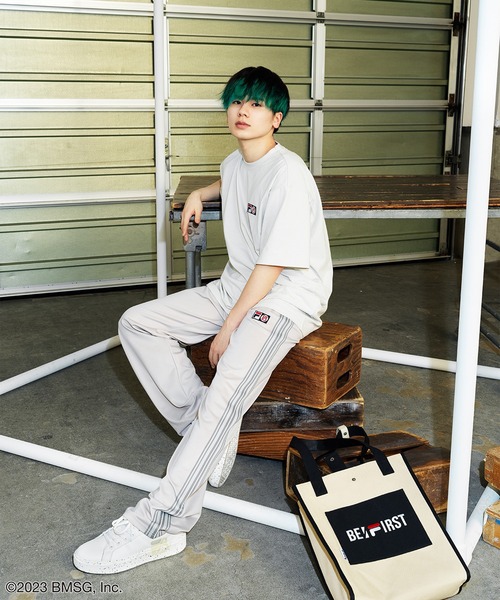 FILA(フィラ)の「【FILA/フィラ】【BE:FIRST/ビーファースト】コラボトートBAG コラボロゴ刺繍 12L ノベルティー付き(トートバッグ・メンズ・ベージュ/ブラック/グレー・FREE)」の3枚目の写真