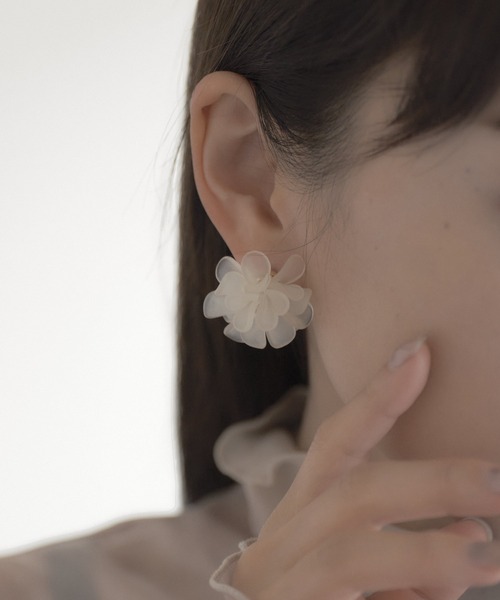 ear PAPILLONNER（イアパピヨネ）の「フローフラワーパールキャッチピアス（ピアス（両耳用）・レディース・オレンジ/ホワイト・FREE）」の2枚目の写真