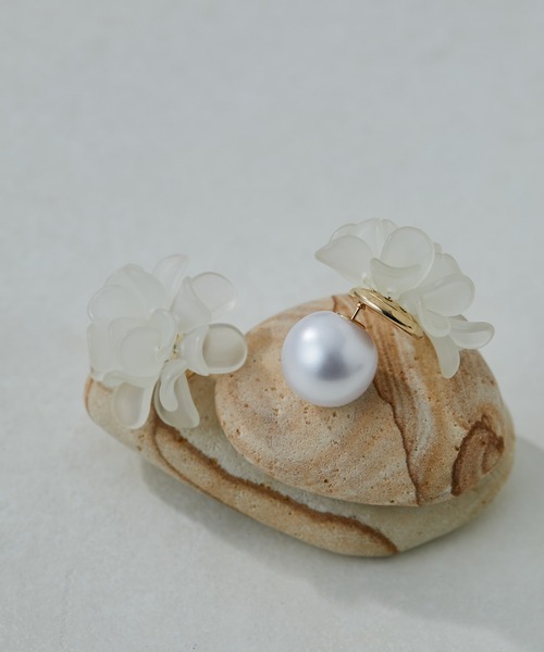 ear PAPILLONNER（イアパピヨネ）の「フローフラワーパールキャッチピアス（ピアス（両耳用）・レディース・オレンジ/ホワイト・FREE）」の3枚目の写真