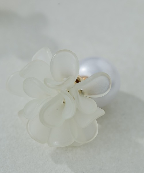 ear PAPILLONNER（イアパピヨネ）の「フローフラワーパールキャッチピアス（ピアス（両耳用）・レディース・オレンジ/ホワイト・FREE）」の5枚目の写真