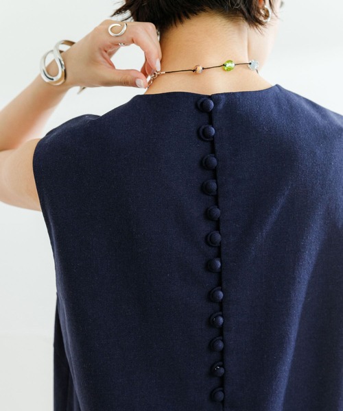 URBAN RESEARCH（アーバンリサーチ）の「『WEB限定』くるみ釦ストレートロングワンピース（ワンピース・レディース・ナチュラル/ブルー/ネイビー・36/38）」の21枚目の写真