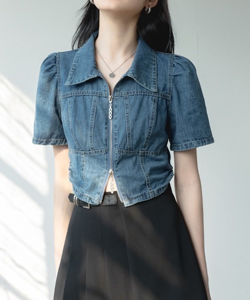 Achic(アシック)の「デニム素材前ファスナー開けトップス(シャツ/ブラウス・レディース・ブルー・M)」の1枚目の写真